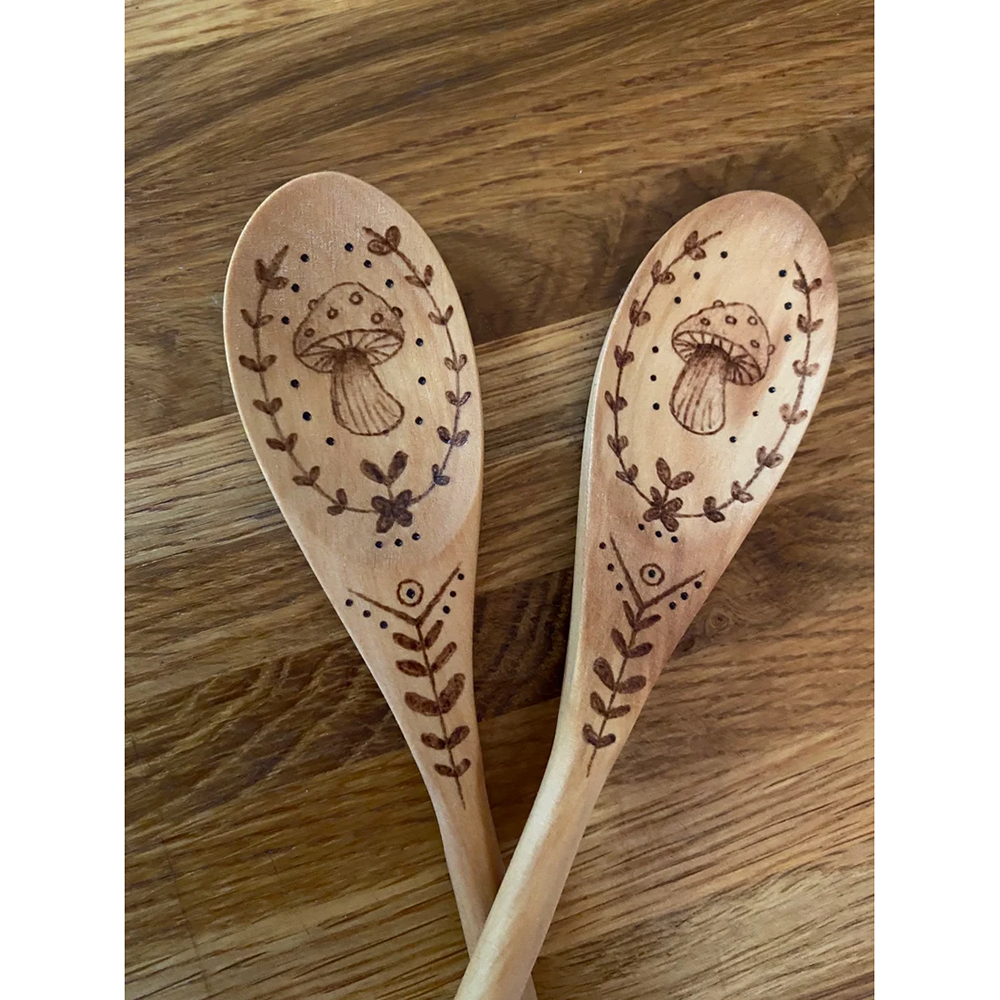Kitchen Witch Baking - Fungo Cottagecore Cucchiaio di legno di